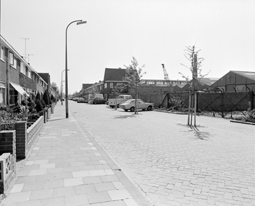 882409 Gezicht in de Verlengde Hoogravenseweg te Utrecht, met rechts enkele loodsen en op de achtergrond de leegstaande ...